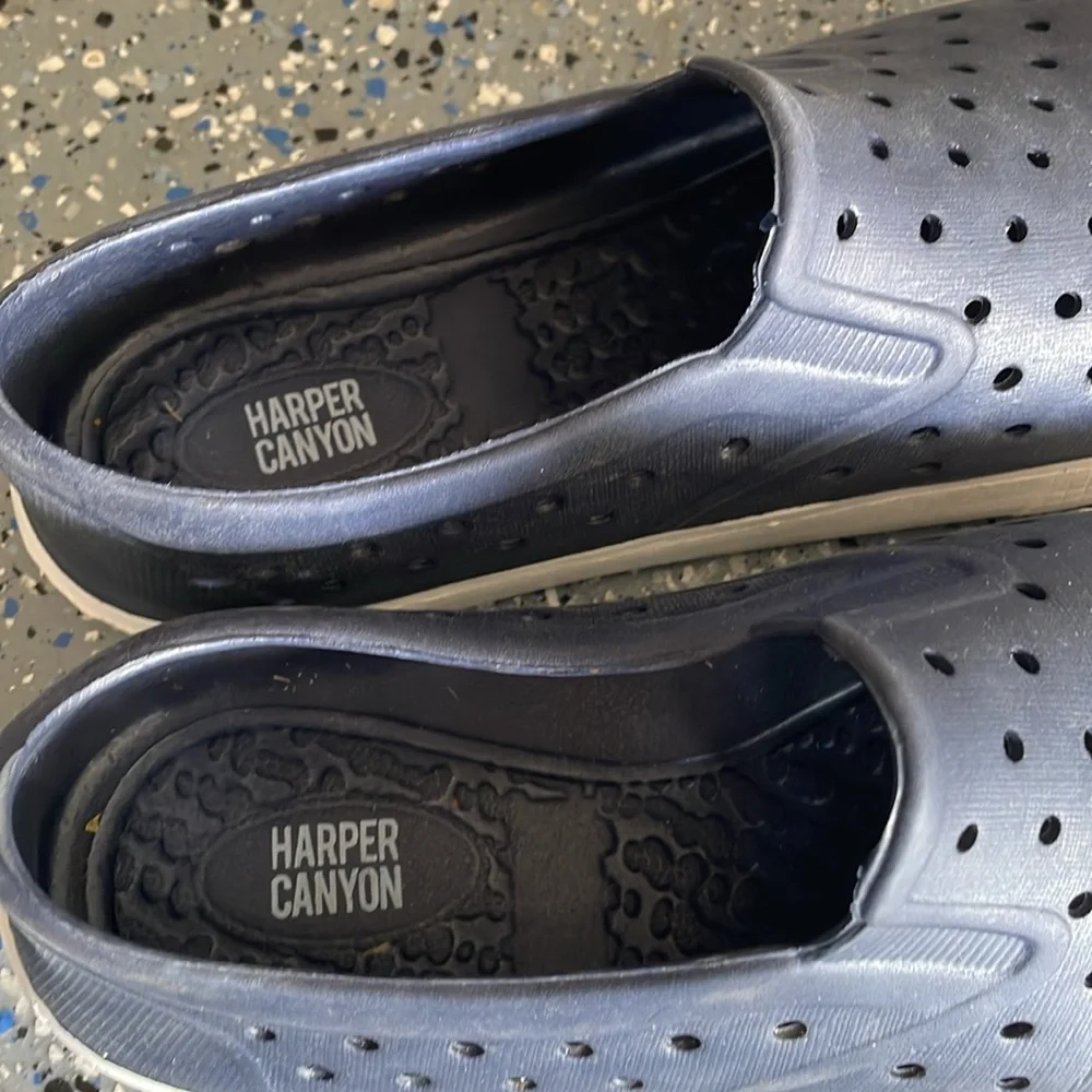 Harper Canyon boys water shoes size 3